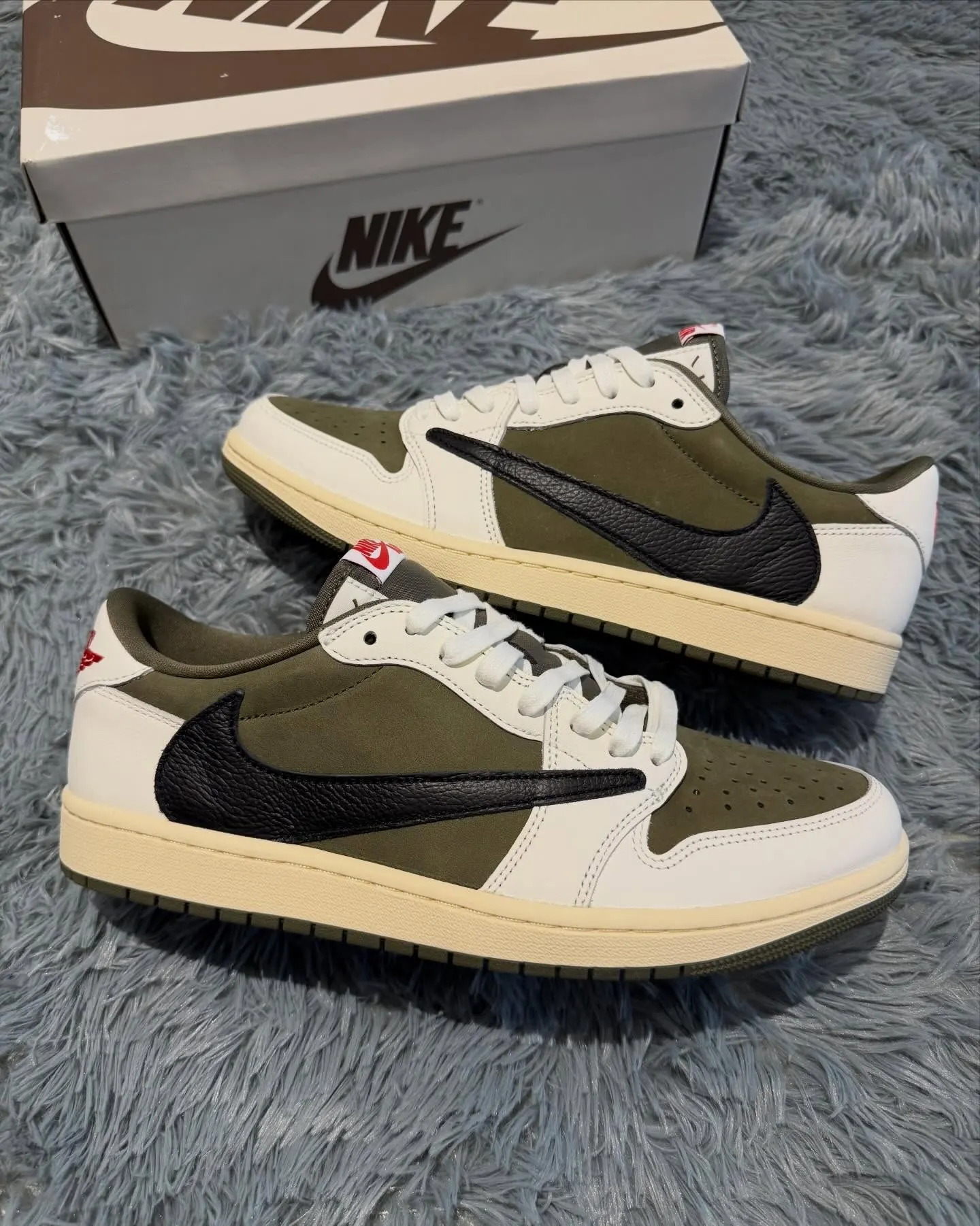 Travis Scott x Air Jordan 1 Low «Medium Olive» sobre su caja